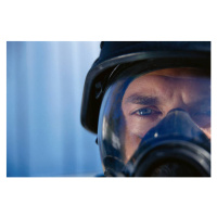 Umělecká fotografie Police Officer Wearing Gas Mask, Rick Barrentine, (40 x 26.7 cm)