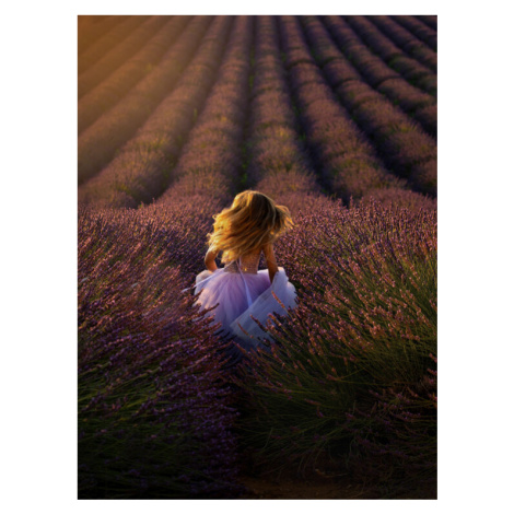 Fotografie A Girl Running towards the Flower Field, Mei Hu, 30 × 40 cm