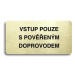 Accept Piktogram "VSTUP POUZE S POVĚŘENÝM DOPROVODEM" (160 × 80 mm) (zlatá tabulka - černý tisk 