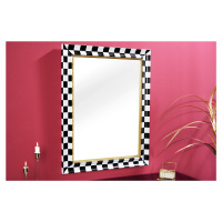 Estila Zrcadlo Aliem se šachovnicovým rámem v černo bílé barvě a zlatým detailem v glamour stylu