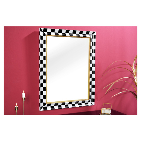 Estila Zrcadlo Aliem se šachovnicovým rámem v černo bílé barvě a zlatým detailem v glamour stylu