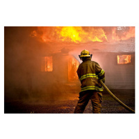 Fotografie Firefighter spraying water at a house fire, chuckmoser, 40 × 26.7 cm