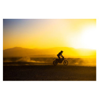 Fotografie A motorcycle races through the desert., Matthew Micah Wright, 40x26.7 cm