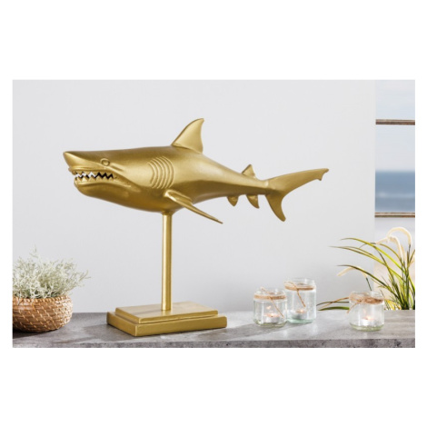 Estila Zlatá designová dekorace žralok Perry z kovové slitiny na podstavci 68cm