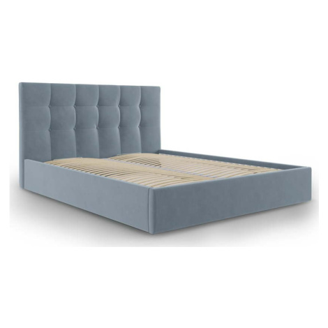 Světle modrá čalouněná dvoulůžková postel s úložným prostorem s roštem 180x200 cm Nerin – Mazzin Mazzini Sofas