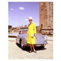 Fotografie 1962, une jeune femme posant devant une Porsche 356 B, 30 × 40 cm