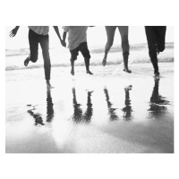 Fotografie Family running on beach, Sam Edwards, 40 × 30 cm