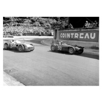 Fotografie Stiriling Moss in the mercedes and Eugenio Castellotti driving the lancia d50 passing