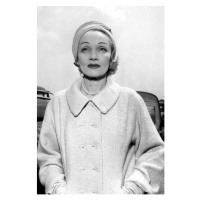 Fotografie Marlene Dietrich at Paris Airport Before Going To Montecarlo For Film The Monte Carlo