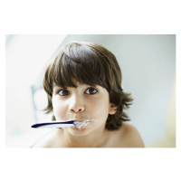 Fotografie Portrait of boy (7-9) brushing teeth, Oliver Rossi, 40 × 26.7 cm