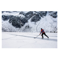 Umělecká fotografie Unrecognizable hockey player ice skating on, Cavan Images, (40 x 26.7 cm)