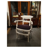 Estila Provensálská luxusní židle Nuevas Formas v bílé barvě s loketními opěrkami a fialovým čal