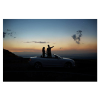 Fotografie Couple holding hands and looking at sunset, Klaus Vedfelt, 40 × 26.7 cm