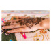 Fotografie Henna mehndi pattern in the hand of a woman, KALA  STUDIO, 40 × 26.7 cm