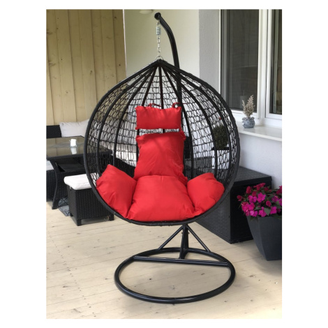 Moderní černé závěsné křeslo s červenými polštáři