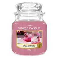 Yankee Candle Sladké švestkové saké, Svíčka ve skleněné dóze 411 g