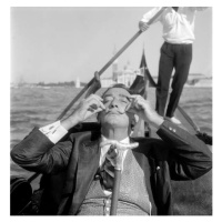 Fotografie THE ARTIST PAINTER SALVADOR DALI IN GONDOLA - VENICE - 1961, 40 × 40 cm