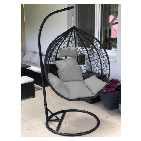 Kvalitní černé závěsné křeslo s šedými polštáři