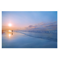 Umělecká fotografie Person walking on beach at sunrise, Shannon Fagan, (40 x 26.7 cm)