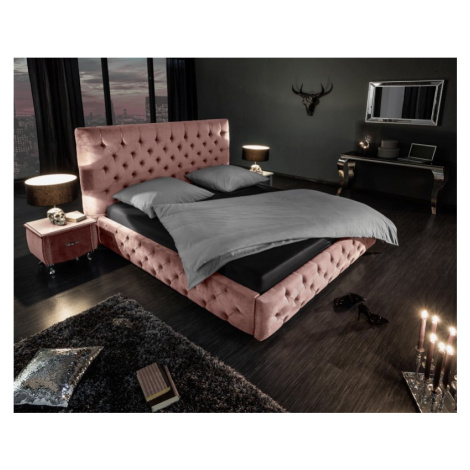 Estila Chesterfield růžová čalouněná postel Kreon III se sametovým potahem a vysokým čelem