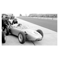 Fotografie Hans Herrmann in a porsche being pushed out of the pits, 1960, 40 × 22.2 cm