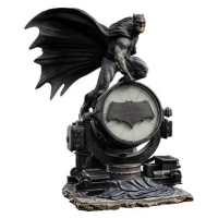 DC Comics - Batman on Batsignal Deluxe - Art Scale 1/10