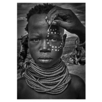 Umělecká fotografie Painting the face of a karo tribe girl (Omo Valley-Ethiopia), Joxe Inazio Ku