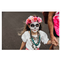 Fotografie Young Australian girl Trick or Treating, LOUISE BEAUMONT, 40 × 26.7 cm