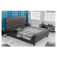 Estila Moderní manželská postel Gambino s tmavě šedým Chesterfield čalouněním a černými dřevěným