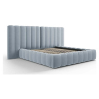 Světle modrá čalouněná dvoulůžková postel s úložným prostorem a roštem 160x200 cm Gina – Milo Ca