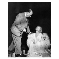 Fotografie On The Set, Alfred Hitchcock And Marlene Dietrich., 30 × 40 cm