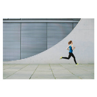 Fotografie Woman running in front of a building, Luis Alvarez, (40 x 26.7 cm)