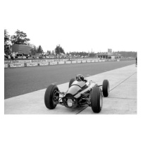 Fotografie Graham Hill in a BRM p61 monocoque in the pits, 1963, 40 × 26.7 cm