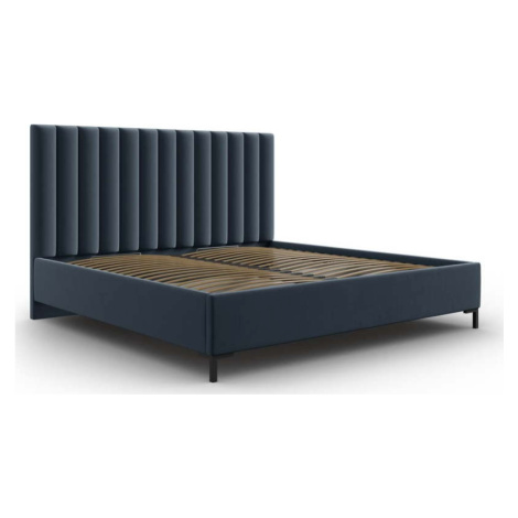 Tmavě modrá čalouněná dvoulůžková postel s úložným prostorem s roštem 180x200 cm Casey – Mazzini Mazzini Sofas