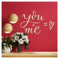 Krátký anglický nápis na zeď - You + Me