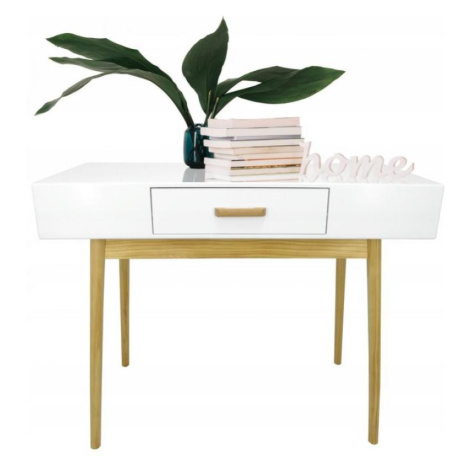 Bílý dřevěný stolek ve skandinávském stylu