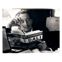 Fotografie Salvador Dali reading his biography, 6 May, 1959, 40 × 30 cm