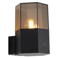 Venkovní nástěnné svítidlo černé s kouřovým sklem šestiúhelník a soumrakovým senzorem - Dánsko