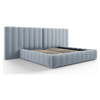 Světle modrá čalouněná dvoulůžková postel s úložným prostorem a roštem 180x200 cm Gina – Milo Ca
