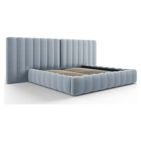 Světle modrá čalouněná dvoulůžková postel s úložným prostorem a roštem 180x200 cm Gina – Milo Ca Milo Casa
