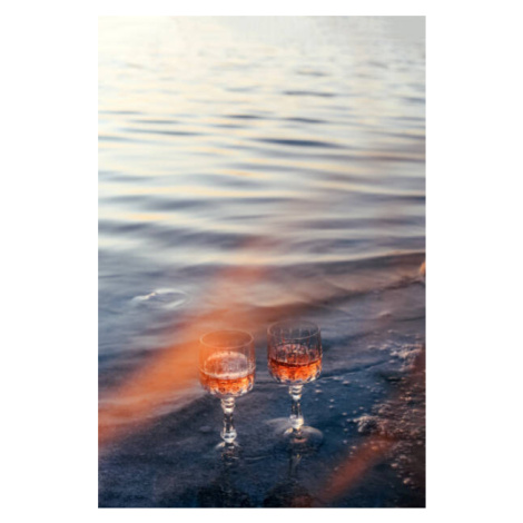 Plakát, Obraz - Glasses of champagne on the beach. Alcoholic drink outdoors. Unusual drink., Mar