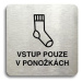 Accept Piktogram "vstup pouze v ponožkách" (80 × 80 mm) (stříbrná tabulka - černý tisk bez rámeč