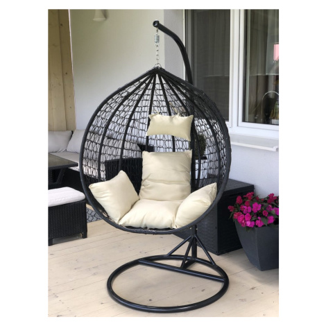 Letní černé závěsné křeslo s béžovými polštáři