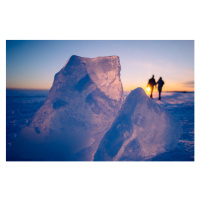 Fotografie Couple walking behind blocks of ice, Miemo Penttinen - miemo.net, 40 × 26.7 cm