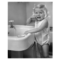 Fotografie Girl Brushing Teeth, Camerique, ×  cm