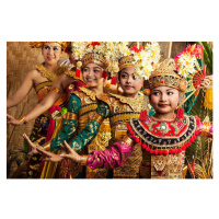 Umělecká fotografie Row of traditional Balinese dancers in costume, Paper Boat Creative, (40 x 2