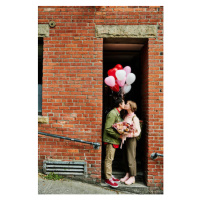 Fotografie Couple kissing in doorway while on, Thomas Barwick, 26.7 × 40 cm