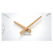 Bílé nástěnné hodiny do ložnice s dřevěnými ručičkami
