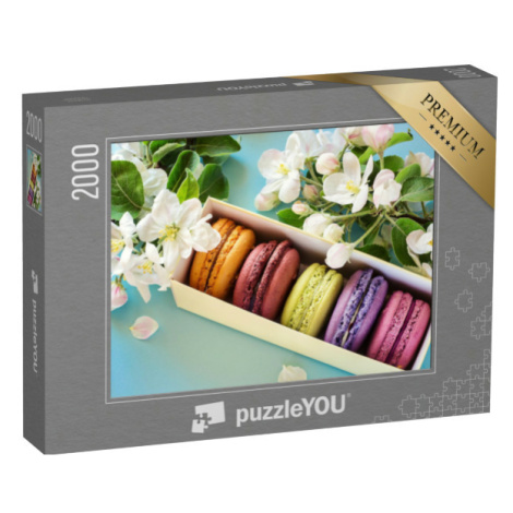 puzzle 2000 dílků „Krabice barevných makronek orámovaná květy jabloní“