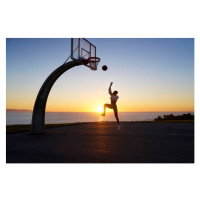 Fotografie Mid adult woman playing basketball at sunset, Heshphoto, 40x26.7 cm